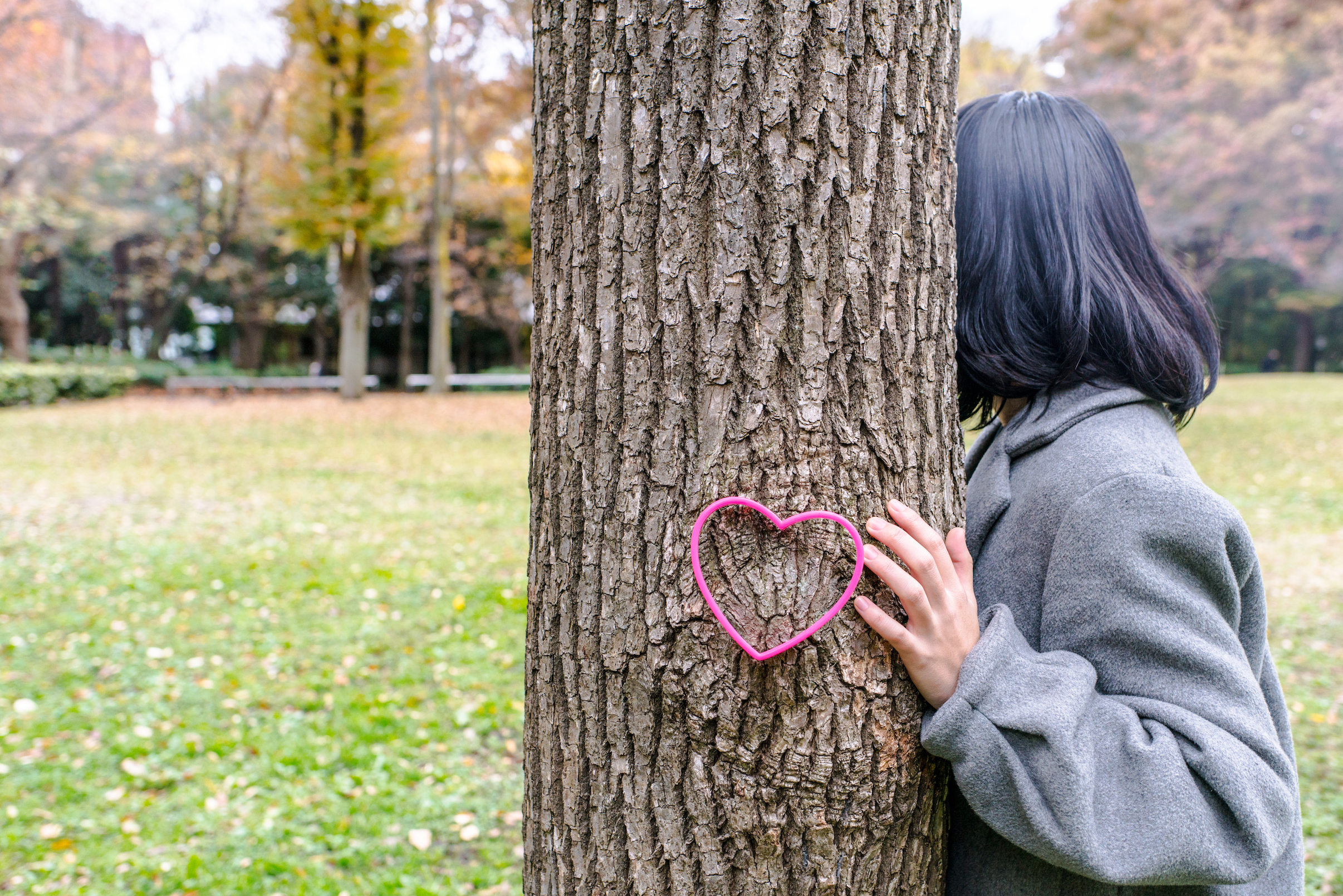 片思いの彼を待つ女性