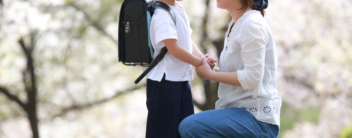 小学生の男の子とお母さん