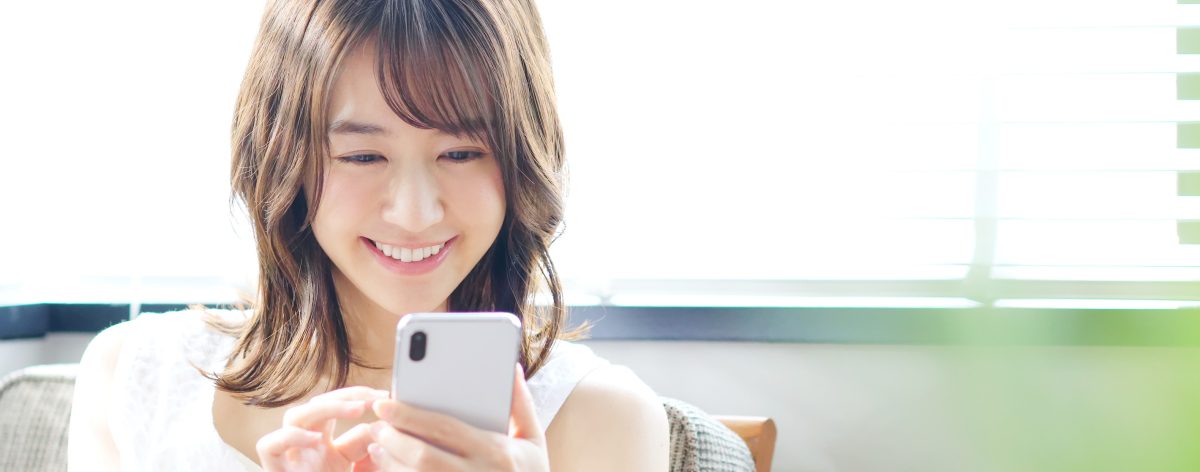 好きな人にLINEをする女性