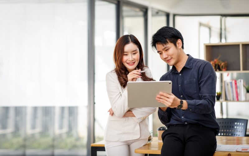 年下男性と話す女性