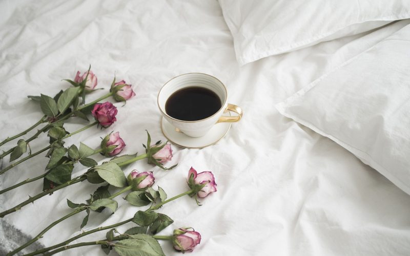 ベッドと薔薇とコーヒー