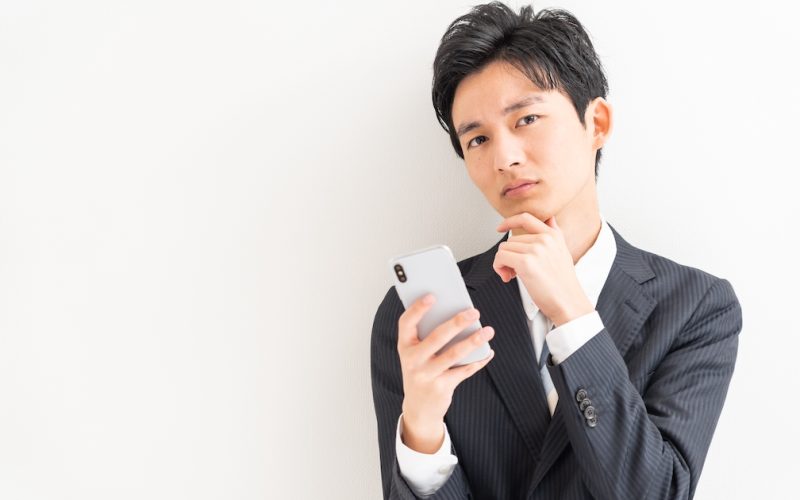 スマホを持つ男性