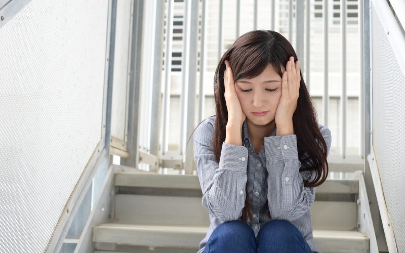 波動修正のデメリットを感じる女性