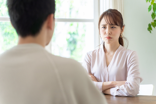 テーブルに座り喧嘩をしている男女