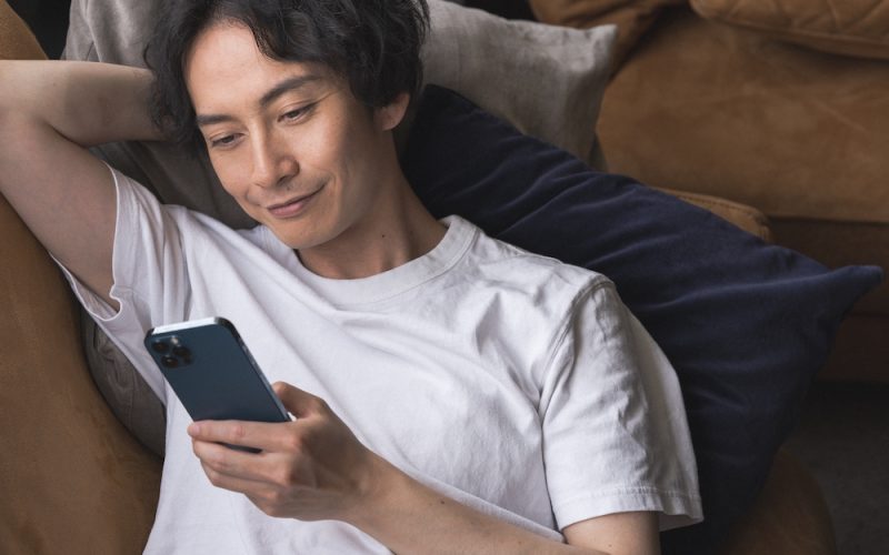 スマホを見る男性