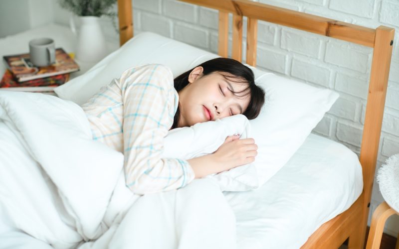 眠っている女性