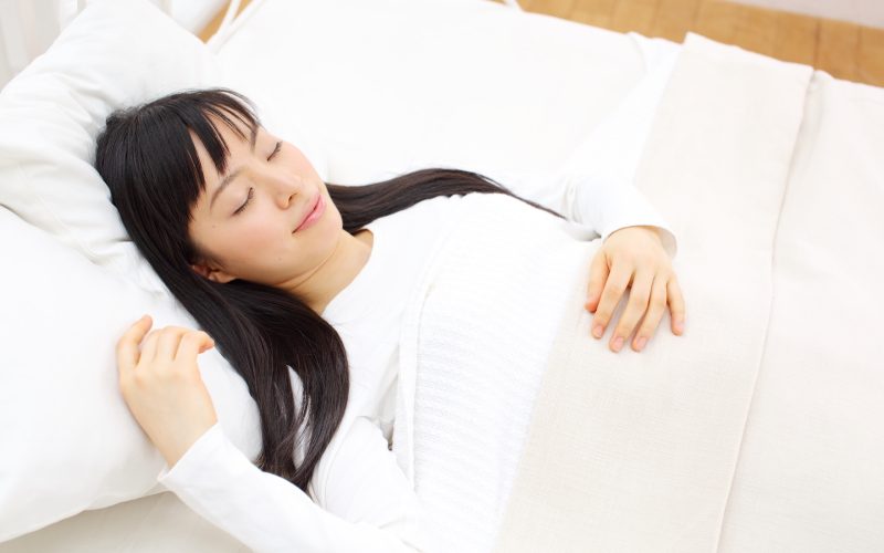 ベッドで眠る女性